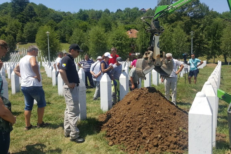 RE-EXHUMATION AND ASSOCIATION OF THE FOUND MORTAL REMAINS ONGOING IN POTOČARI MEMORIAL CENTRE, AS ORDERED BY THE BIH PROSECUTOR’S OFFICE 