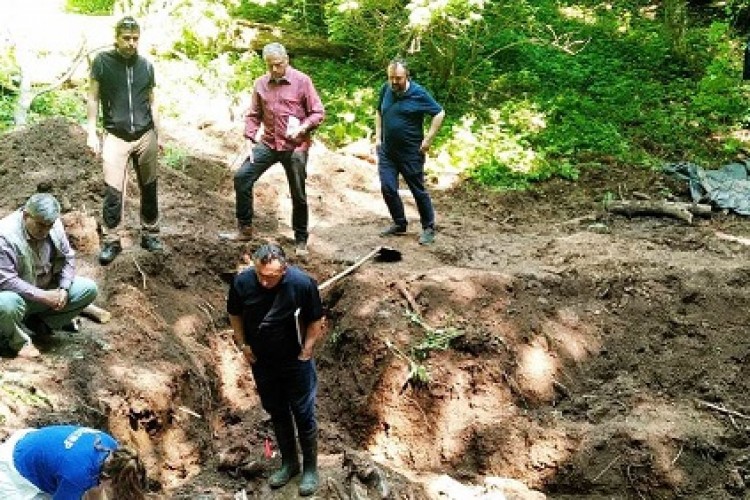 ZAVRŠENO ISKOPAVANJE NA PRVOJ LOKACIJI; PRONAĐENI POTPUNI POSMRTNI OSTACI 12 OSOBA TIJEKOM EKSHUMACIJE NA PLANINI IGMAN.