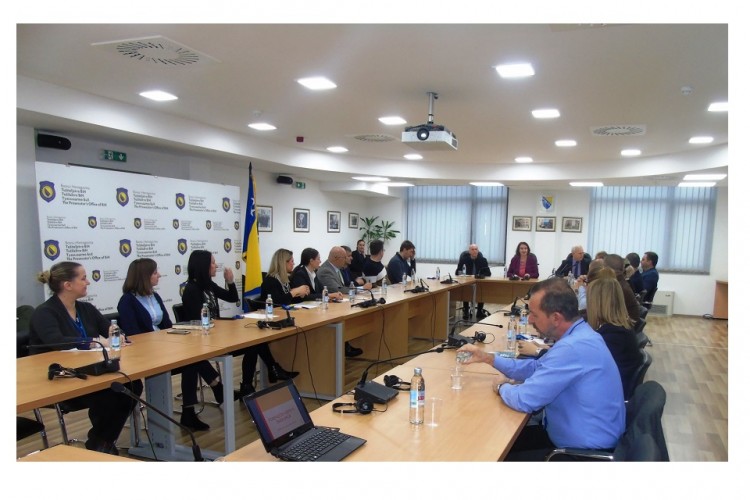 ЗВАНИЧНИЦИ МКЦК-а И УДРУЖЕЊА СПЕЦИЈАЛИСТА СУДСКЕ МЕДИЦИНЕ У ТУЖИЛАШТВУ БиХ ПРЕЗЕНТОВАЛИ СМЈЕРНИЦЕ ЗА ЕКСХУМИРАЊЕ, ПРЕГЛЕД И ПОХРАЊИВАЊЕ НЕИДЕНТИФИКОВАНИХ ЉУДСКИХ ОСТАТАКА