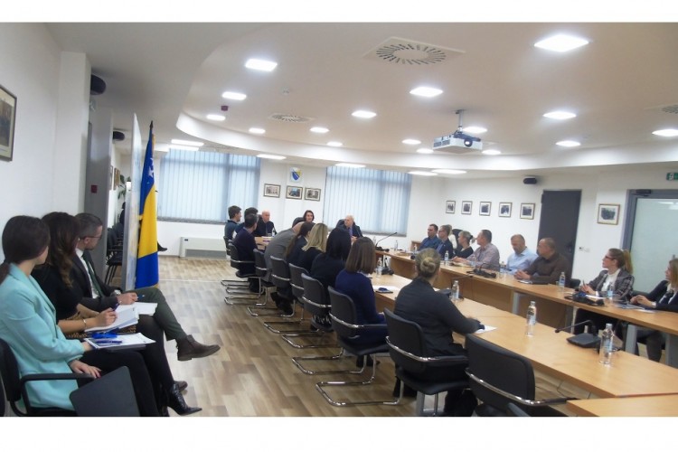 ЗВАНИЧНИЦИ МКЦК-а И УДРУЖЕЊА СПЕЦИЈАЛИСТА СУДСКЕ МЕДИЦИНЕ У ТУЖИЛАШТВУ БиХ ПРЕЗЕНТОВАЛИ СМЈЕРНИЦЕ ЗА ЕКСХУМИРАЊЕ, ПРЕГЛЕД И ПОХРАЊИВАЊЕ НЕИДЕНТИФИКОВАНИХ ЉУДСКИХ ОСТАТАКА