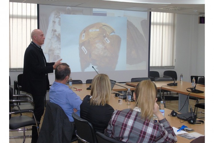 ЗВАНИЧНИЦИ МКЦК-а И УДРУЖЕЊА СПЕЦИЈАЛИСТА СУДСКЕ МЕДИЦИНЕ У ТУЖИЛАШТВУ БиХ ПРЕЗЕНТОВАЛИ СМЈЕРНИЦЕ ЗА ЕКСХУМИРАЊЕ, ПРЕГЛЕД И ПОХРАЊИВАЊЕ НЕИДЕНТИФИКОВАНИХ ЉУДСКИХ ОСТАТАКА