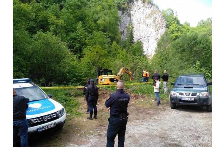 NA PODRUČJU KALINOVIKA OTPOČEO PROCES EKSHUMACIJE, PRONAĐENI POSMRTNI OSTACI NAJMANJE TRI OSOBE