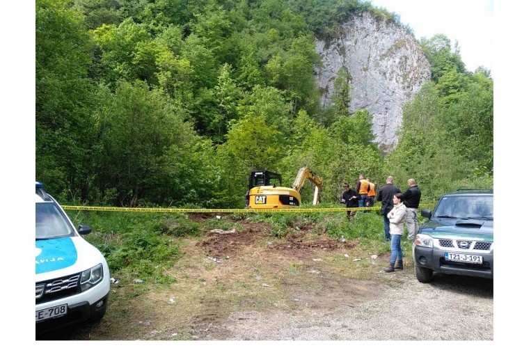 EXHUMATION PROCESS COMMENCED IN KALINOVIK AREA, MORTAL REMAINS OF AT LEAST THREE PERSONS FOUND