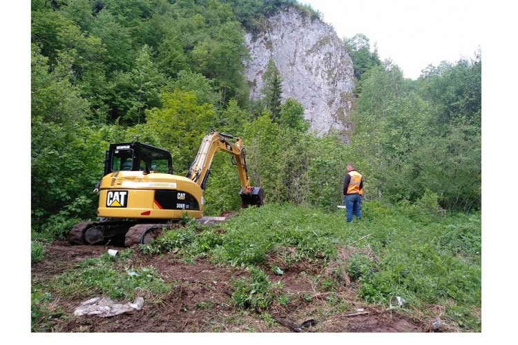 EXHUMATION PROCESS COMMENCED IN KALINOVIK AREA, MORTAL REMAINS OF AT LEAST THREE PERSONS FOUND