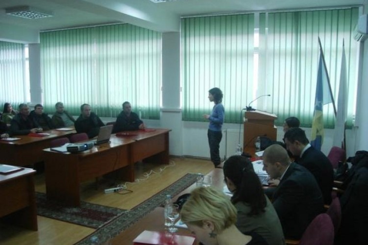 U KAKNJU ODRŽAN OKRUGLI STOL POSVEĆEN PRIBLIŽAVANJU PRAVOSUDNIH INSTITUCIJA BiH LOKALNIM ZAJEDNICAMA