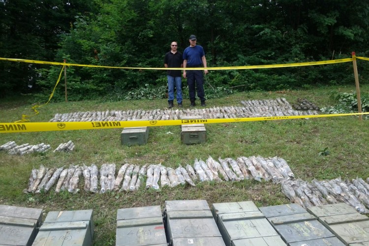 NA LOKALITETU U BLIZINI TEŠNJA PRONAĐENA VELIKA KOLIČINA ORUŽJA I EKSPLOZIVNIH SREDSTAVA. TUŽILAŠTVO BiH I SIPA NASTAVLJAJU AKTIVNOSTI U OVOM PREDMETU U PRAVCU OTKRIVANJA ODGOVORNIH OSOBA