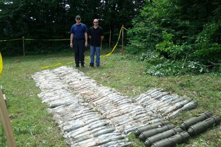 NA LOKALITETU U BLIZINI TEŠNJA PRONAĐENA VELIKA KOLIČINA ORUŽJA I EKSPLOZIVNIH SREDSTAVA. TUŽITELJSTVO BiH I SIPA NASTAVLJAJU AKTIVNOSTI U OVOM PREDMETU U PRAVCU OTKRIVANJA ODGOVORNIH OSOBA 