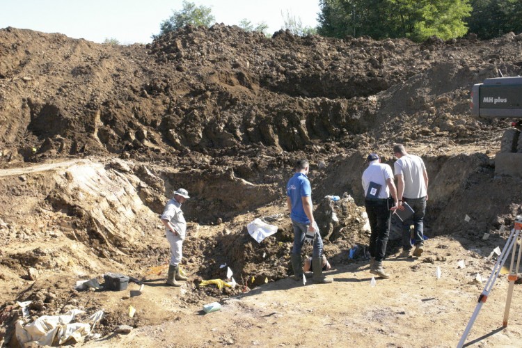 НАСТАВЉЕНИ СУ РАДОВИ НА ЕКСХУМАЦИЈИ НА ЛОКАЛИТЕТУ ТОМАШИЦА У ОКОЛИНИ ПРИЈЕДОРА. ПРОНАЂЕНО ВИШЕ ТИЈЕЛА И ЛИЧНИХ ПРЕДМЕТА ЖРТАВА