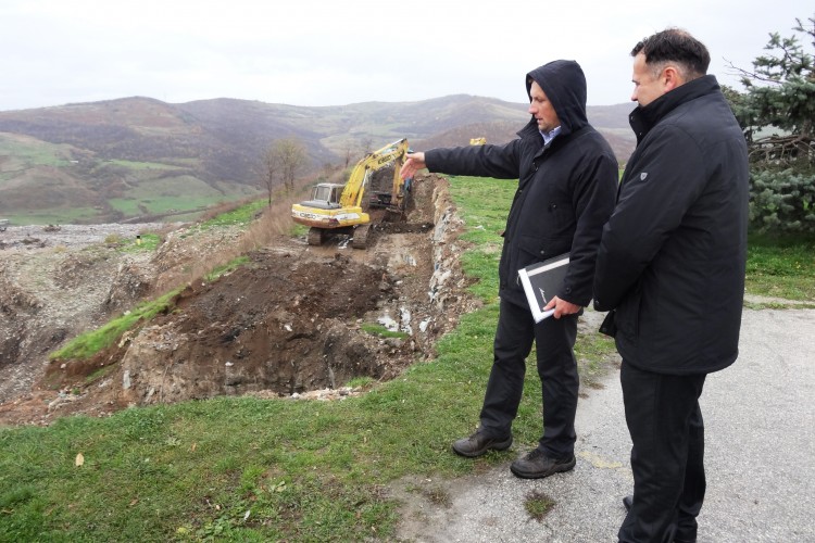 INTENZIVIRANI RADOVI NA EKSHUMACIJI NA LOKALITETU BUĆA POTOK. ANGAŽMANOM DODATNE MEHANIZACIJE UBRZAT ĆE SE RADOVI S CILJEM PRONALASKA POSMRTNIH OSTATAKA