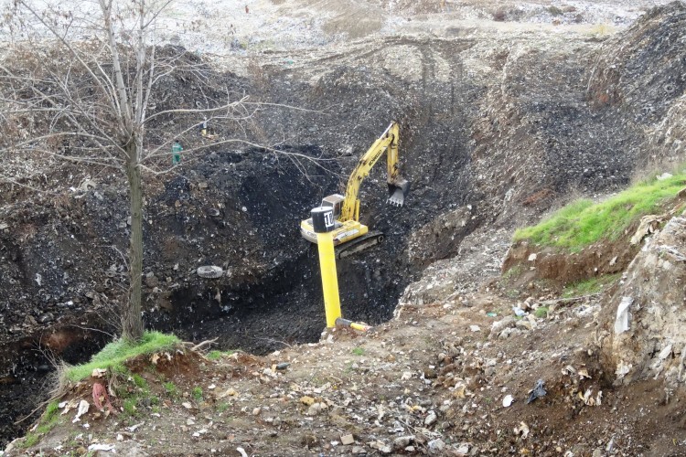 ARMED FORCES OF BIH ASSIST THE PROSECUTOR’S OFFICE OF BIH WITH EXHUMATIONS AT TOMAŠICA AND BUĆA POTOK LANDFILL. PROSECUTOR’S OFFICE OF BIH EXPRESSES ITS GRATITUDE TO THE PRESIDENCY FOR ITS UNDERSTANDING AND URGENT ACTION