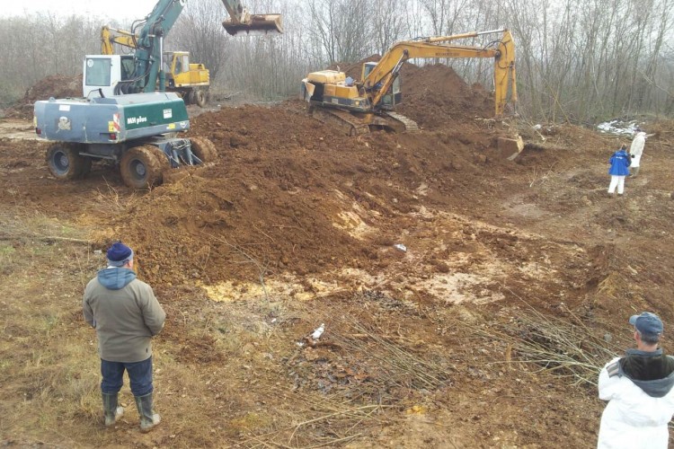 VRŠI SE ISKOPAVANJE I PROCES EKSHUMACIJA NA LOKALITETIMA TOMAŠICA I BUĆA POTOK. U TOMAŠICI SE VRŠE RADOVI NA PRETRAŽIVANJU JEDNE MIKROLOKACIJE U BLIZINI GLAVNE MASOVNE GROBNICE