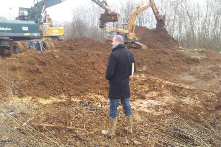 VRŠI SE ISKOPAVANJE I PROCES EKSHUMACIJA NA LOKALITETIMA TOMAŠICA I BUĆA POTOK. U TOMAŠICI SE VRŠE RADOVI NA PRETRAŽIVANJU JEDNE MIKROLOKACIJE U BLIZINI GLAVNE MASOVNE GROBNICE