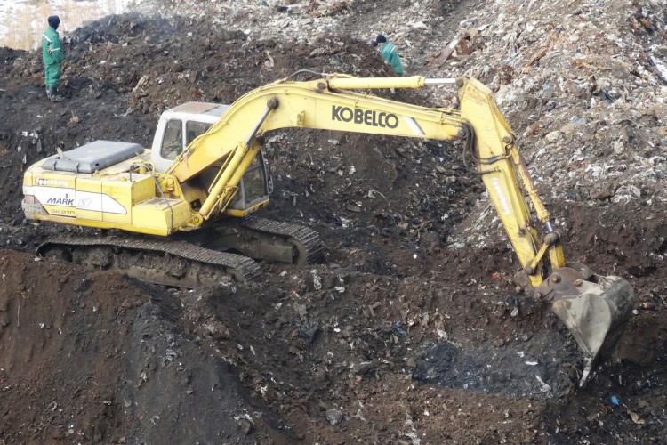 VRŠI SE ISKOPAVANJE I PROCES EKSHUMACIJA NA LOKALITETIMA TOMAŠICA I BUĆA POTOK. U TOMAŠICI SE VRŠE RADOVI NA PRETRAŽIVANJU JEDNE MIKROLOKACIJE U BLIZINI GLAVNE MASOVNE GROBNICE