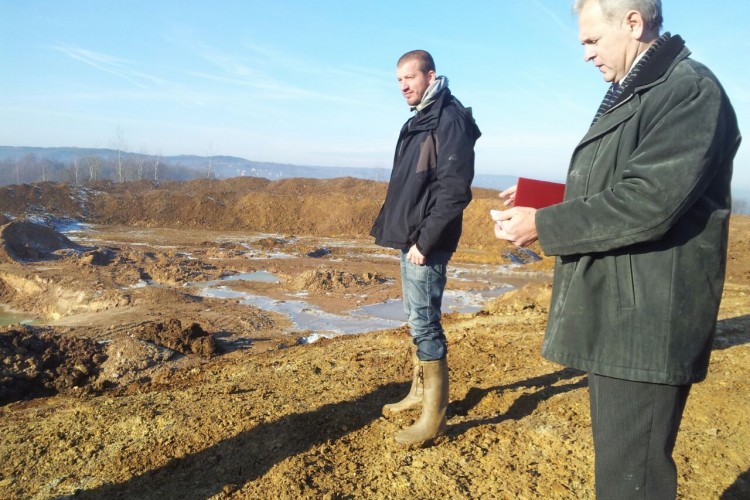 TUŽITELJ IZ POSEBNOG ODJELA ZA RATNE ZLOČINE, ZAJEDNO SA ISTRAŽNIM TIMOM, POSJETIO JE LOKALITET EKSHUMACIJE MASOVNE GROBNICE U TOMAŠICI KOD PRIJEDORA