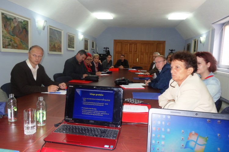 U KOSTAJNICI ODRŽAN OKRUGLI STOL O PRIBLIŽAVANJU RADA TUŽILAŠTVA BiH I SUDA BiH LOKALNIM ZAJEDNICAMA