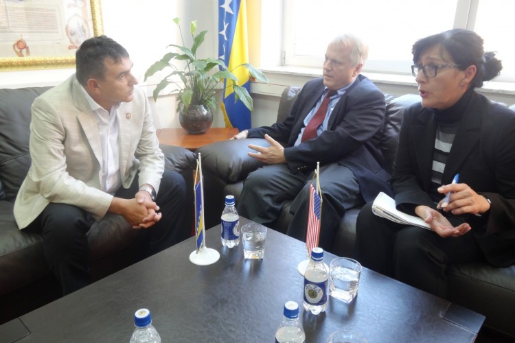 GLAVNI TUŽILAC SE SASTAO SA OTPRAVNIKOM POSLOVA AMBASADE SAD