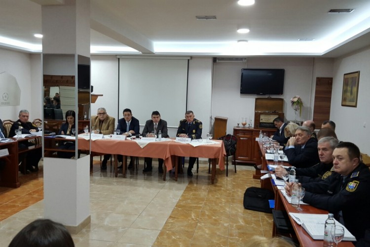 GLAVNI TUŽITELJ TUŽITELJSTVA BiH SUDJELUJE NA SASTANKU SA ČELNIM DUŽNOSNICIMA POLICIJE I MUP-ova U FEDERACIJI BiH. TEME SASTANKA ODNOSE SE NA PRAĆENJE SIGURNOSNE SITUACIJE I PREVENCIJU OPASNOSTI OD TERORIZMA