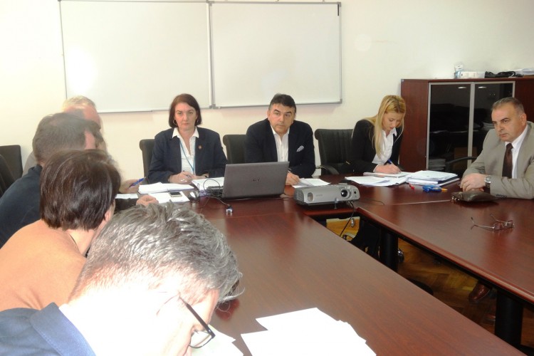 GLAVNI TUŽILAC UPUTIT ĆE INSTRUKCIJU O NASTAVKU AKTIVNOSTI I PREGLEDA STANJA NEIDENTIFIKOVANIH POSMRTNIH OSTATAKA. BIT ĆE RAĐENA ANALIZA I IDENTIFIKACIJA OKO 1500 PRONAĐENIH POSMRTNIH OSTATAKA