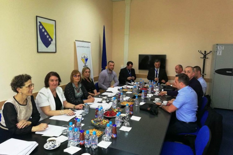 САСТАНАК УДАРНЕ ГРУПЕ ЗА БОРБУ ПРОТИВ ТРГОВИНЕ ЉУДИМА И ИЛЕГАЛНИХ МИГРАЦИЈА ОДРЖАВА СЕ У БРЧКОМ; ПРЕДСТАВНИЦИ ПРАВОСУДНИХ, ПОЛИЦИЈСКИХ И БЕЗБЈЕДНОСНИХ ИНСТИТУЦИЈА РАЗГОВАРАЈУ О АКТИВНОСТИМА И ТРЕНУТНИМ ИЗАЗОВИМА У НАВЕДЕНОЈ ОБЛАСТИ